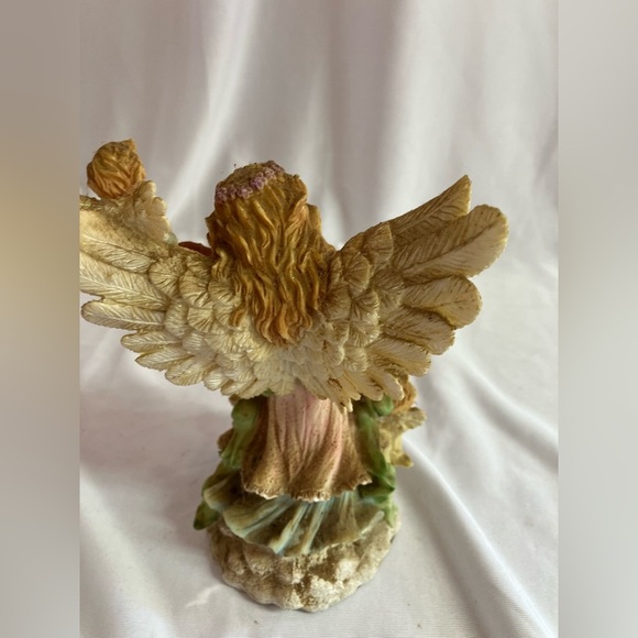 Angel Figurine with Guitar and Cherubs - Picture 7 of 9